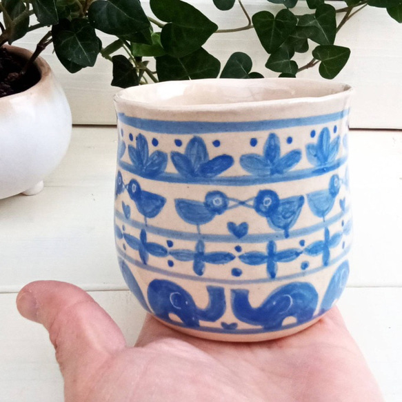 ゾウと鳥、手描きイラストのマグカップ　ブルー３５０ｍｌ　手作り陶器　一点もの 3枚目の画像