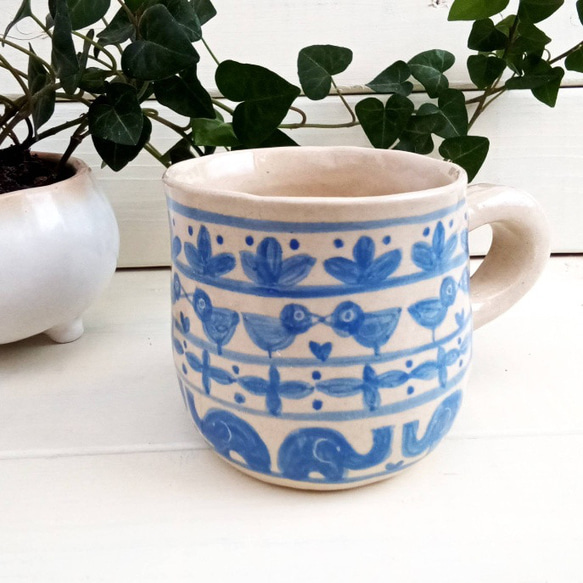 ゾウと鳥、手描きイラストのマグカップ　ブルー３５０ｍｌ　手作り陶器　一点もの 1枚目の画像