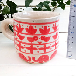 ゾウと鳥、手描きイラストのマグカップ　レッド３５０ｍｌ　手作り陶器　一点もの 3枚目の画像