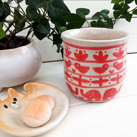 ゾウと鳥、手描きイラストのマグカップ　レッド３５０ｍｌ　手作り陶器　一点もの 2枚目の画像