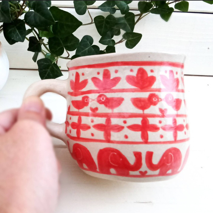 ゾウと鳥、手描きイラストのマグカップ　レッド３５０ｍｌ　陶器　一点もの