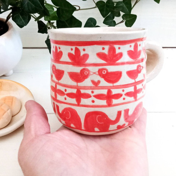 ゾウと鳥、手描きイラストのマグカップ　レッド３５０ｍｌ　手作り陶器　一点もの 7枚目の画像