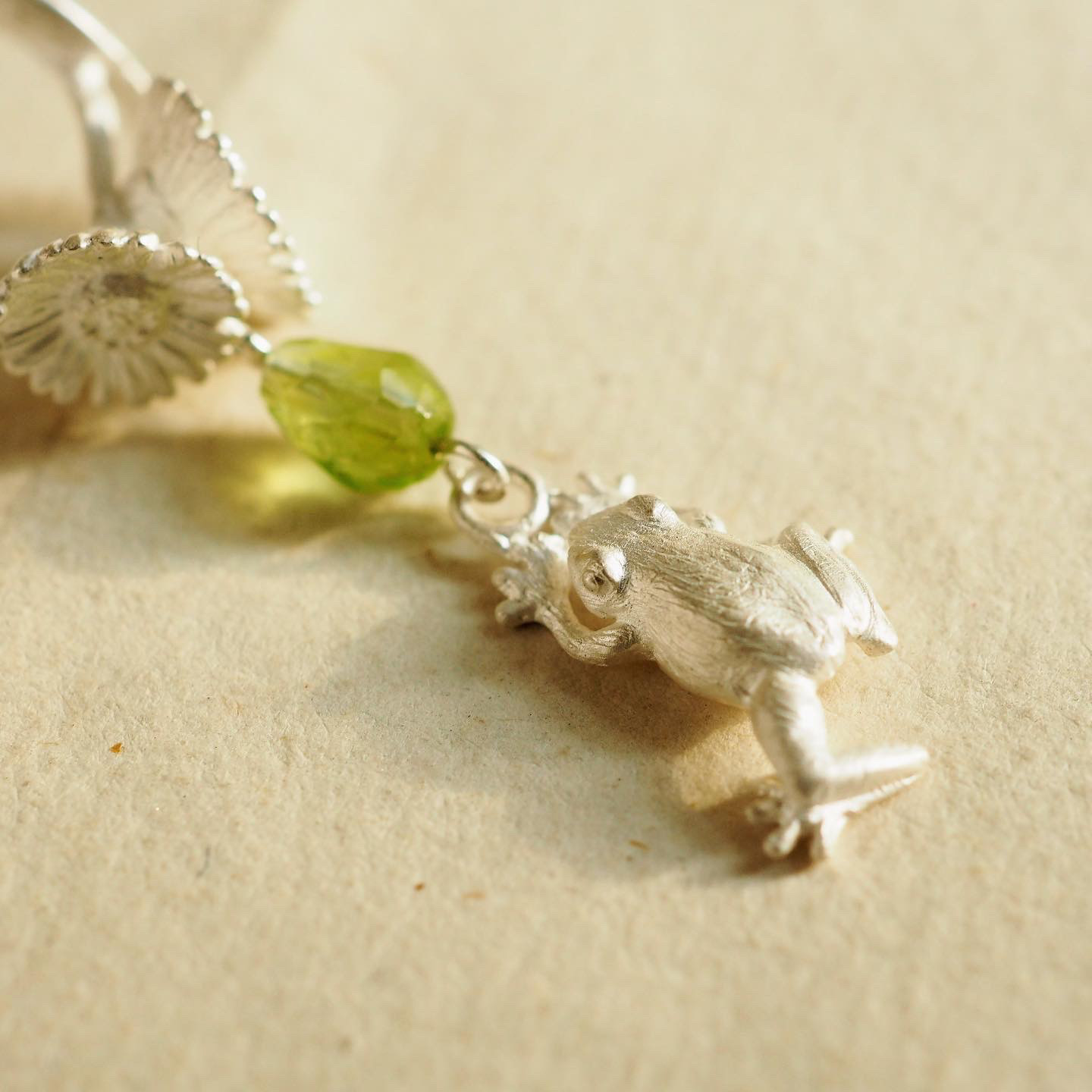 【冬のプレゼント企画開催中】いきものとヒメジョオンのイヤーカフ（受注制作）