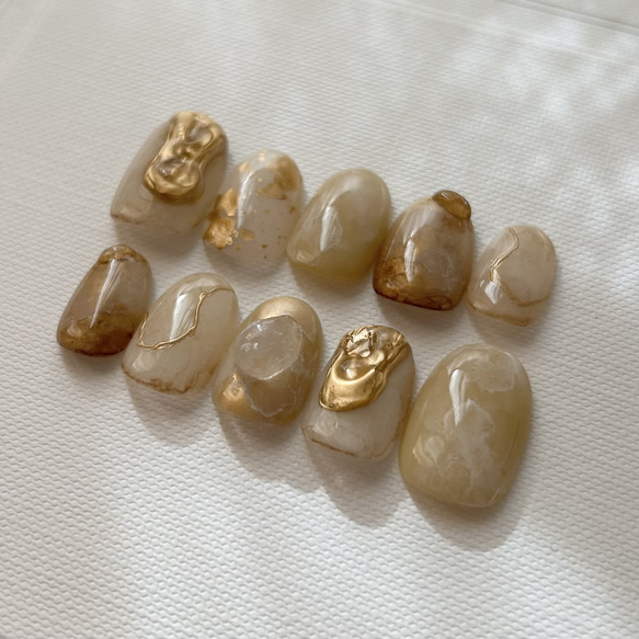 淡色天然石アイボリーホワイトブラウンインクアンティークゴールドミラーニュアンスぷっくりちゅるんうねうね韓国ネイルチップ 5枚目の画像