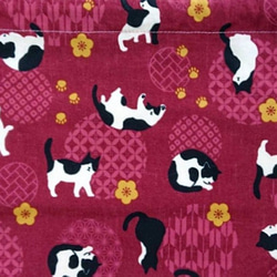 白黒ハチワレ猫さんの巾着袋 和柄 赤紫色 4枚目の画像