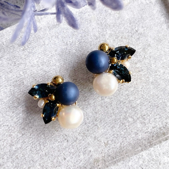 コットンパールネイビー イヤリング ピアス ハンドメイド ネイビービジューと淡水パールイヤリング／ピアス イヤリング