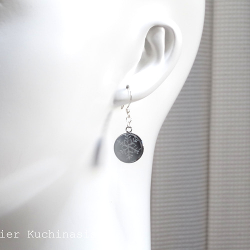 レジンアート 雪の結晶のラウンドピアス〈グレー〉 ピアス（フック