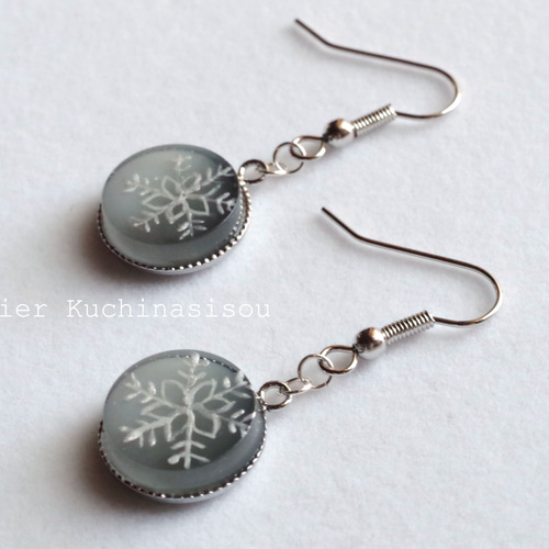 レジンアート 雪の結晶のラウンドピアス〈グレー〉 ピアス（フック