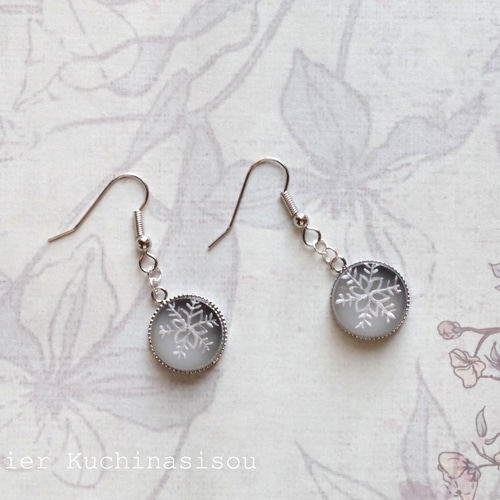 レジンアート 雪の結晶のラウンドピアス〈グレー〉 ピアス（フック