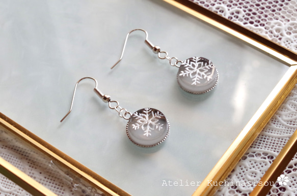 レジンアート 雪の結晶のラウンドピアス〈グレー〉 ピアス（フック