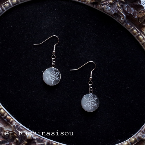 レジンアート 雪の結晶のラウンドピアス〈グレー〉 ピアス（フック