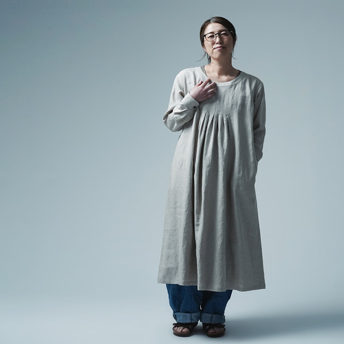 日本製wafu 麻ワンピース wafu】リネンワンピース 夏でも長袖派の方へ タックからふわっと広がる