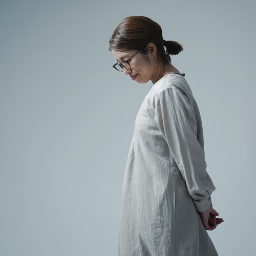 wafu】リネンワンピース 夏でも長袖派の方へ タックからふわっと広がる