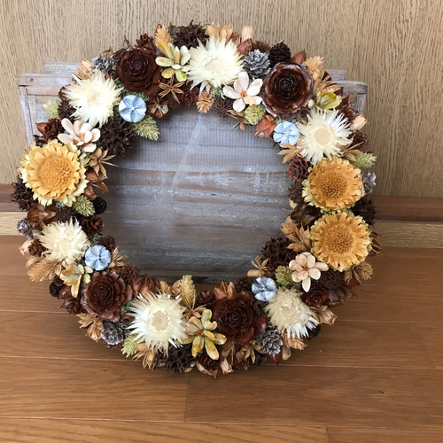 新作》️オールシーズン飾れる北欧の森のお花と木の実のリース29cm（1  