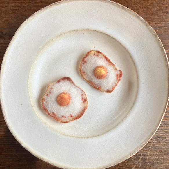 焦げ目がリアル！小さな目玉焼きのブローチ/羊毛フェルト/ブローチ/バレンタイン 1枚目の画像