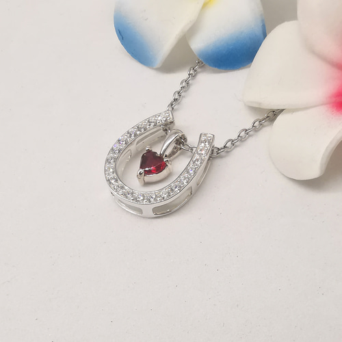 ハワイアンジュエリー ガーネット ハート チャーム付き ホースシュー  