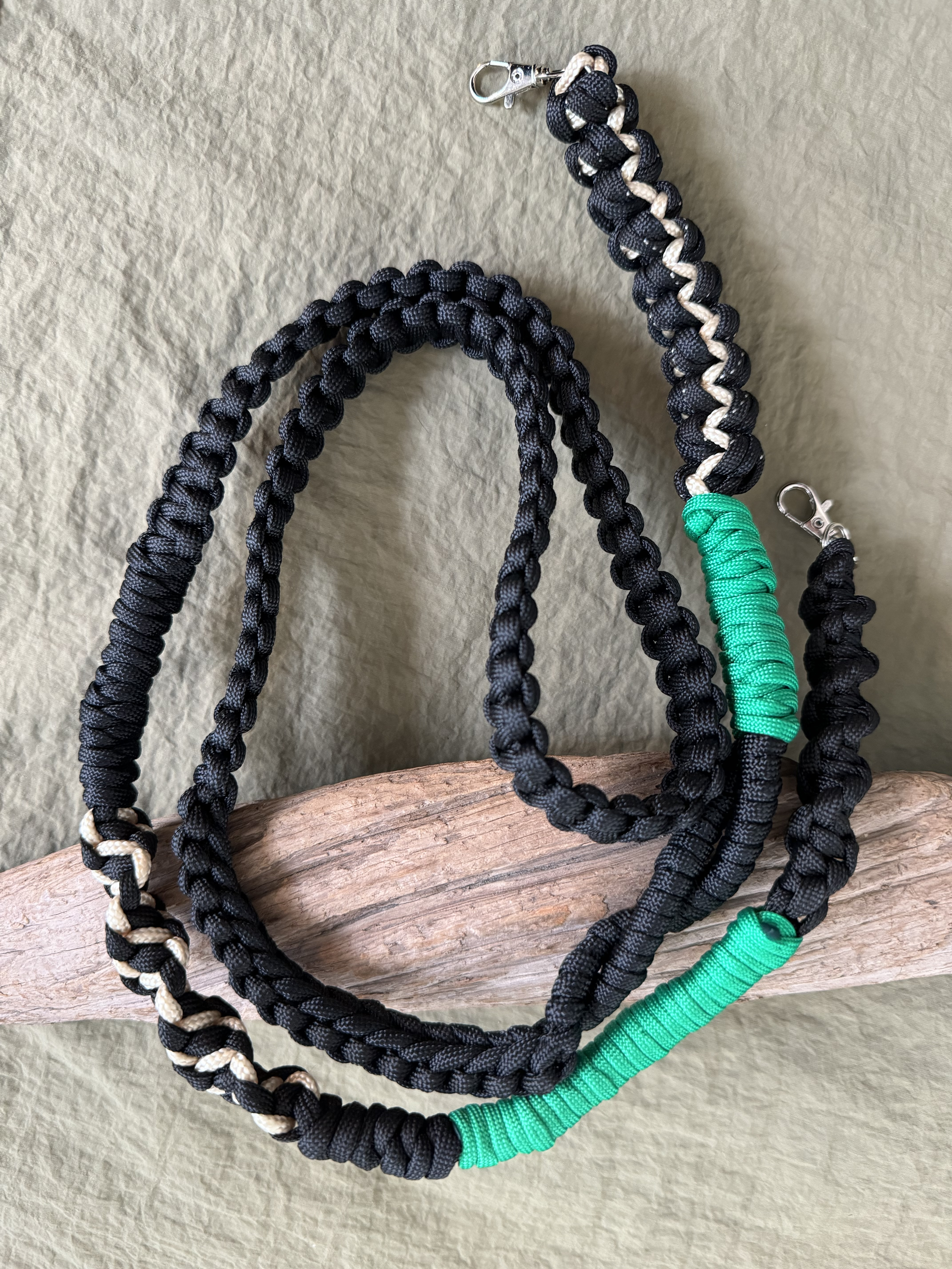 パラコードのストラップ　black×green