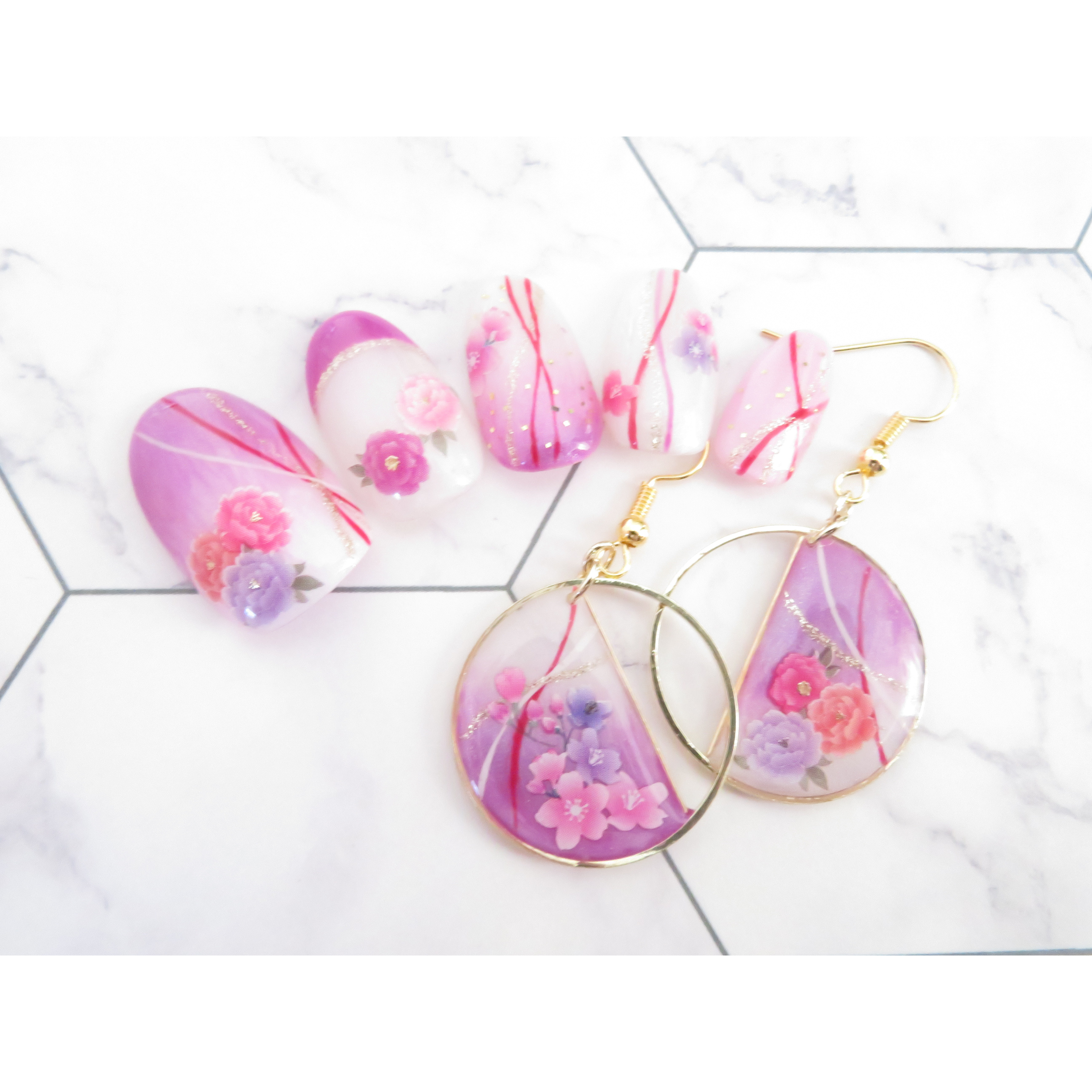 (グラデーション)桜と牡丹の和柄ネイルチップとピアスまたはイヤリングセット