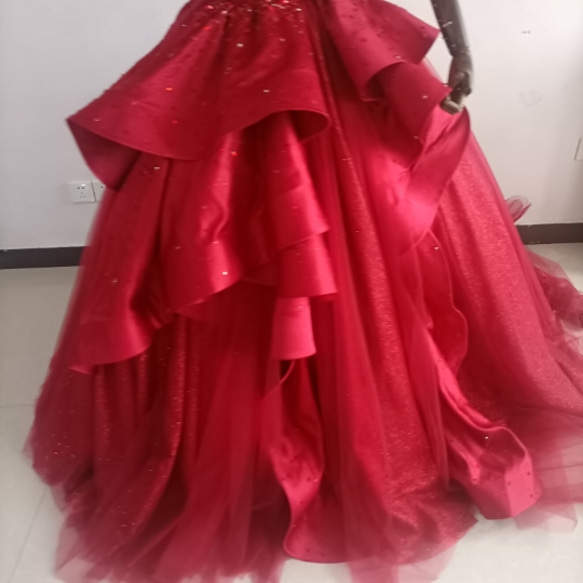 豪華！ 赤 ウエディングドレス キラキラのハンドビーディング ラッフルフリル 花嫁/披露宴 8枚目の画像
