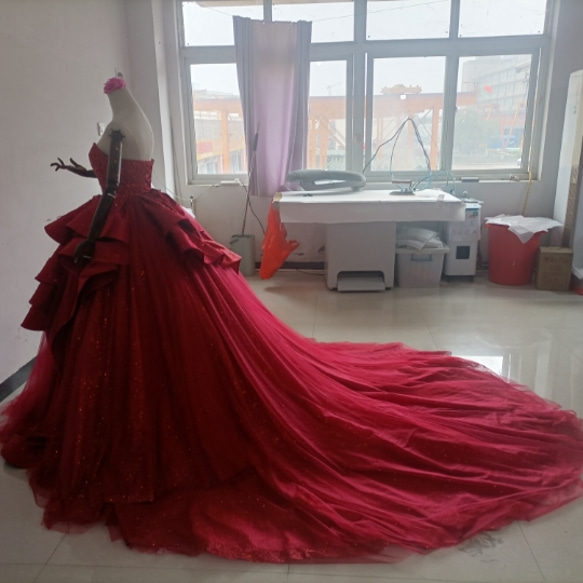 豪華！ 赤 ウエディングドレス キラキラのハンドビーディング ラッフルフリル 花嫁/披露宴 10枚目の画像