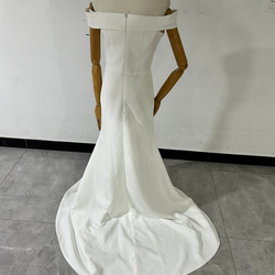 エレガント オフホワイト ウエディングドレス オフショルダー 優雅なシルエット 二次会 3枚目の画像