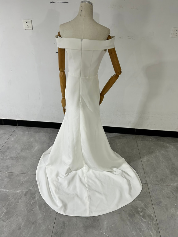 エレガント オフホワイト ウエディングドレス オフショルダー 優雅なシルエット 二次会 3枚目の画像