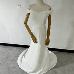 エレガント オフホワイト ウエディングドレス オフショルダー 優雅なシルエット 二次会 1枚目の画像