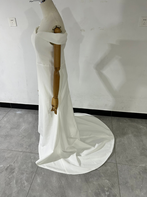 エレガント オフホワイト ウエディングドレス オフショルダー 優雅なシルエット 二次会 2枚目の画像