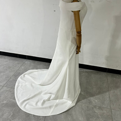 エレガント オフホワイト ウエディングドレス オフショルダー 優雅なシルエット 二次会 4枚目の画像