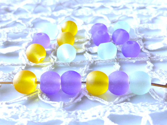30個　すりガラス 淡い緑紫木黄　チェコビーズCzech Glass Beads 1枚目の画像