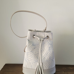 リーフ柄ジャガード織りの巾着型ショルダーバッグ 5枚目の画像