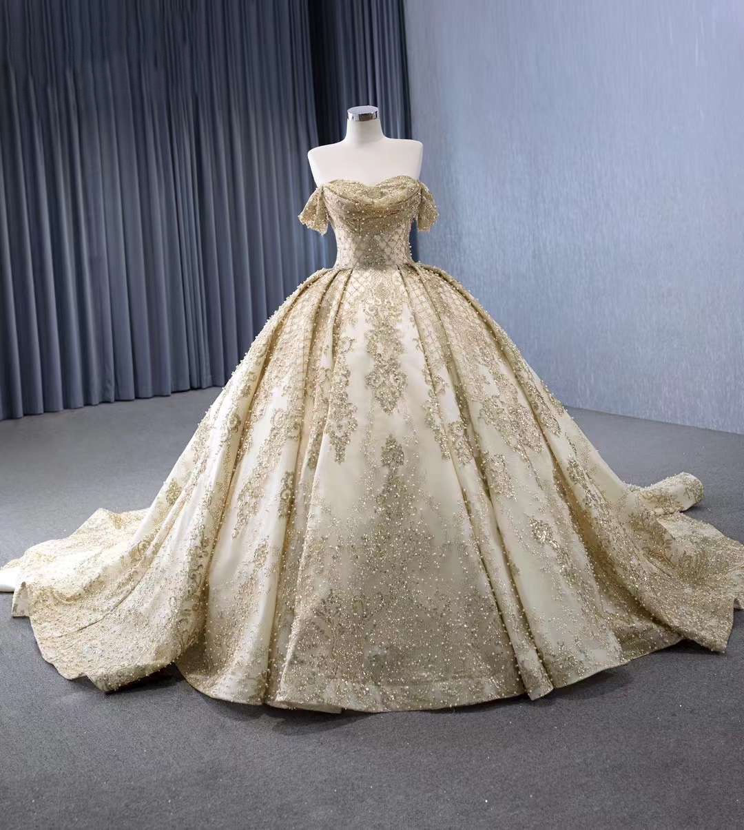 ゴージャスなウェディングドレス 結婚式 王道スタイルのトレーン  挙式 披露宴