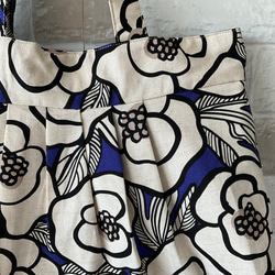 [L尺寸]斯堪的納維亞大花（花卉圖案）棉麻奶奶包藍色&lt;A4尺寸適合&gt; 第3張的照片