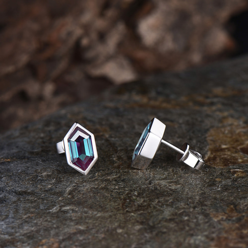 6月の誕生石 アレキサンドライト ピアス カラーチェンジストーン