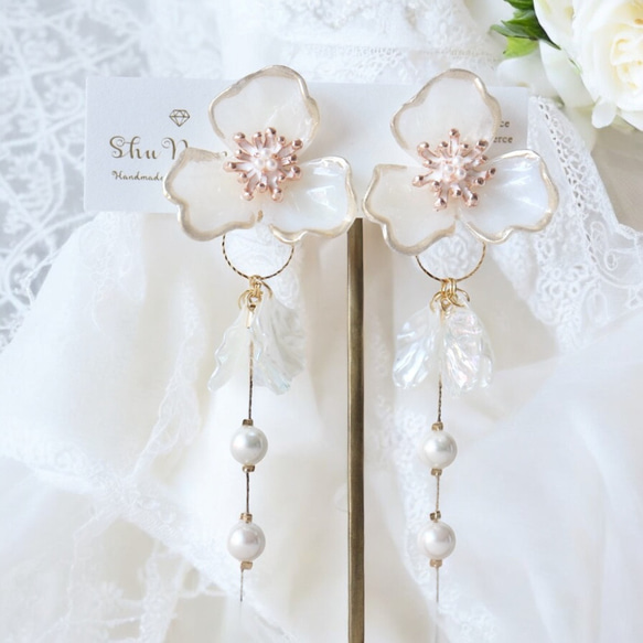 ホワイトマーブル×2種の花びらパールゆらゆら2way大ぶりイヤリング
