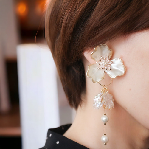 ホワイトマーブル×2種の花びらパールゆらゆら2way大ぶりイヤリング