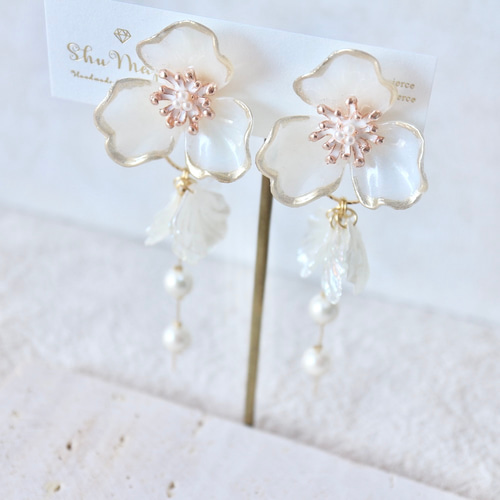 ホワイトマーブル×2種の花びらパールゆらゆら2way大ぶりイヤリング