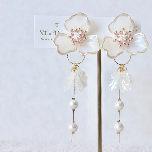 ホワイトマーブル×2種の花びらパールゆらゆら2way大ぶりイヤリング