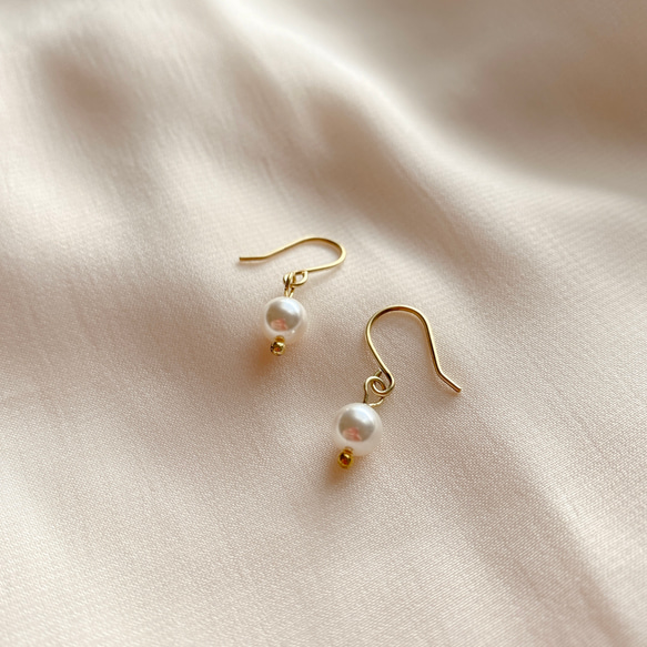 白色點點-珍珠黃銅耳環-可改夾 第1張的照片