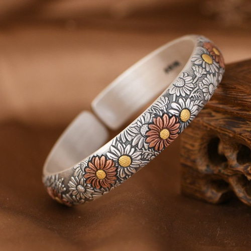 コスモスの花のバングル - 彫刻が美しく重厚感ある純銀アクセサリー