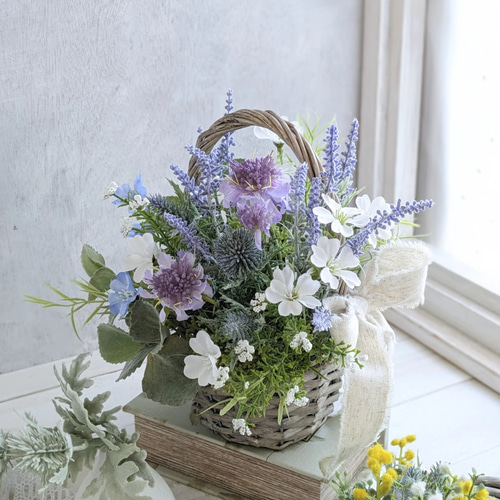 ラベンダー色のナチュラルかごアレンジ＊まるで寄せ植え⁉お庭の花を