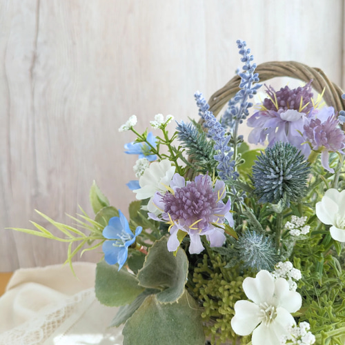 ラベンダー色のナチュラルかごアレンジ＊まるで寄せ植え⁉お庭の花を
