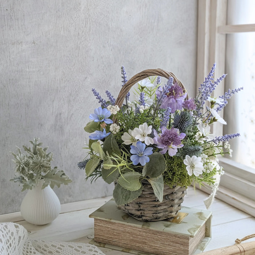 ラベンダー色のナチュラルかごアレンジ＊まるで寄せ植え⁉お庭の花を