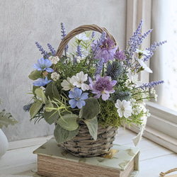 ラベンダー色のナチュラルかごアレンジ＊まるで寄せ植え⁉お庭の花を