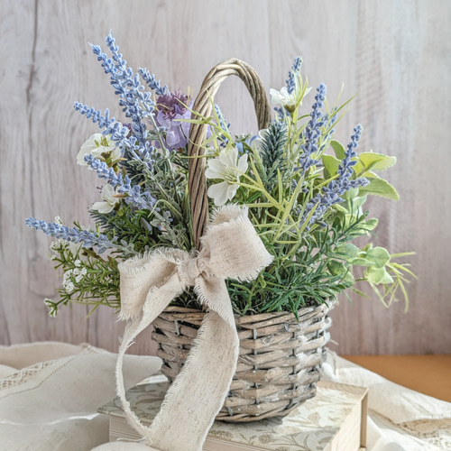 ＊*..ラベンダー色のお花を添えて...＊°ナチュラルアレンジ　お花の贈り物 ラベンダー色のナチュラルかごアレンジ＊まるで寄せ植え⁉お庭の花を