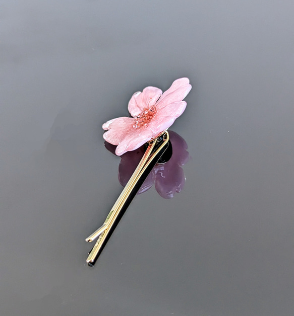 Early bloom. 本物のお花　こだわりのお花で仕上げる桜の髪飾り／ヘアピン／ヘアアクセサリー　早咲き濃ピンク 3枚目の画像