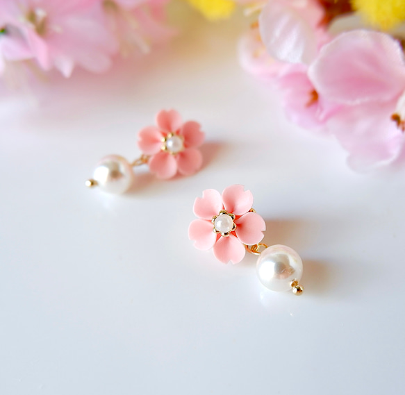 幸せ運ぶピンク桜とホワイトパールのイヤリング・ピアス(受注制作) 2枚目の画像
