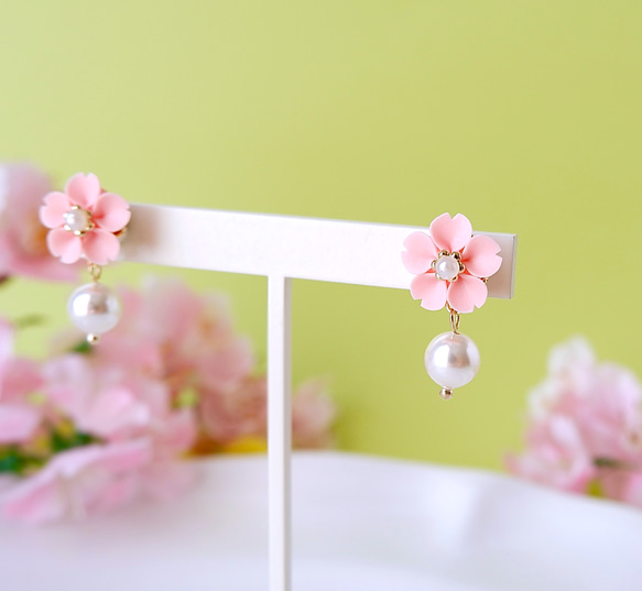 幸せ運ぶピンク桜とホワイトパールのイヤリング・ピアス(受注制作) 3枚目の画像