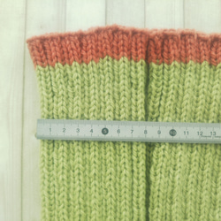 あったかウールの手編みレッグウォーマー(ライトグリーン＋ピンクグレープフルーツ)普通タイプ『Creema限定』 2枚目の画像