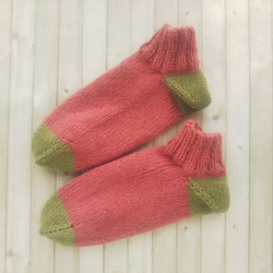 あったかウールの手編み靴下、カバー(コーラルピンク+抹茶)底面24.5×11cm『Creema限定』 1枚目の画像